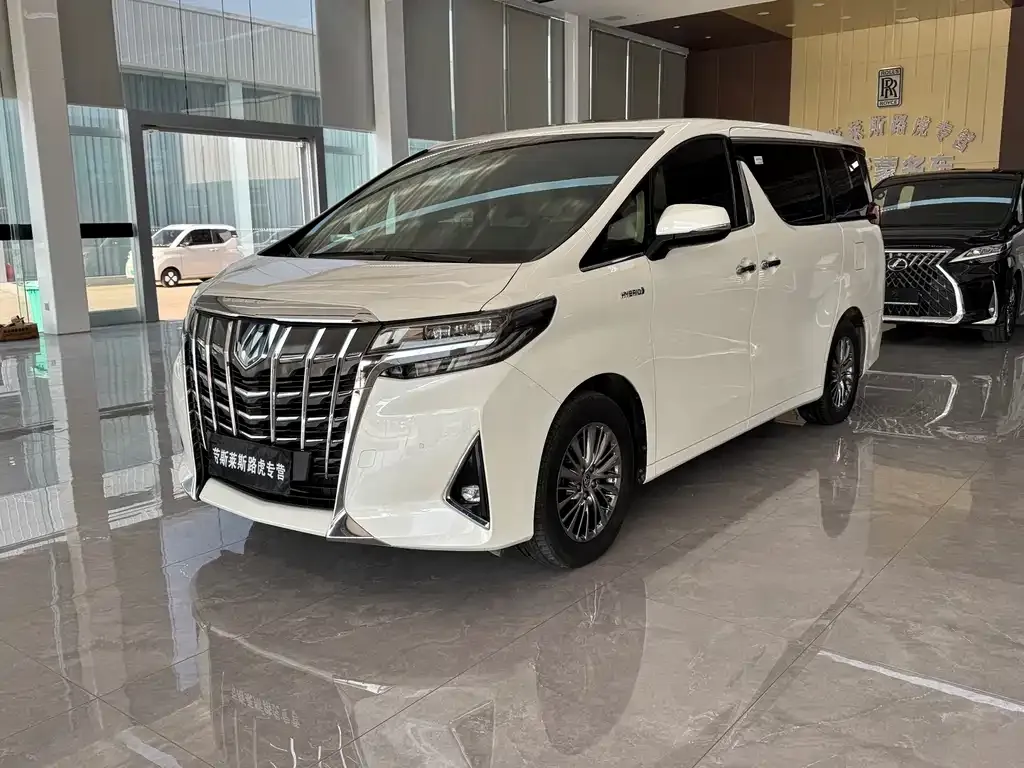 Toyota Alphard — фото 1