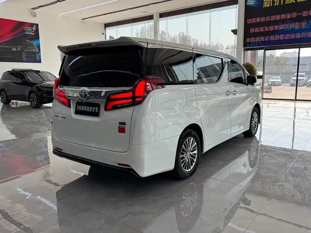 Toyota Alphard — фото 10