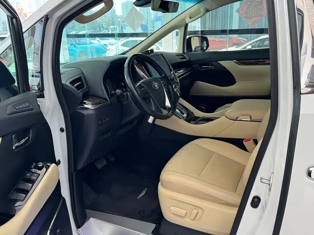 Toyota Alphard — фото 2