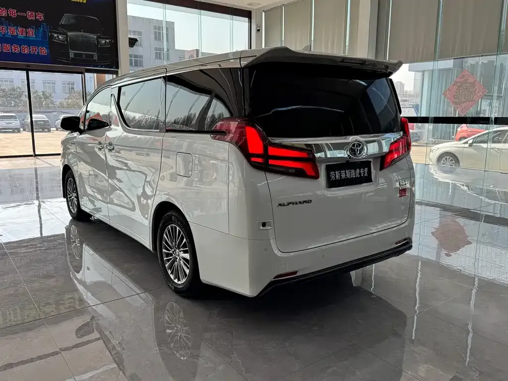 Toyota Alphard — фото 9