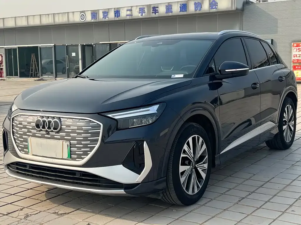 Audi Q4 e-tron — фото 1