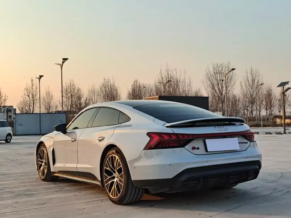 Audi RS e-tron GT — фото 6