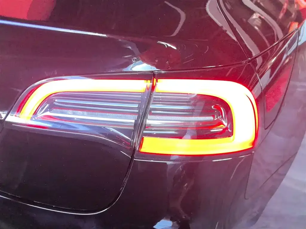 Tesla Model 3 — фото 3