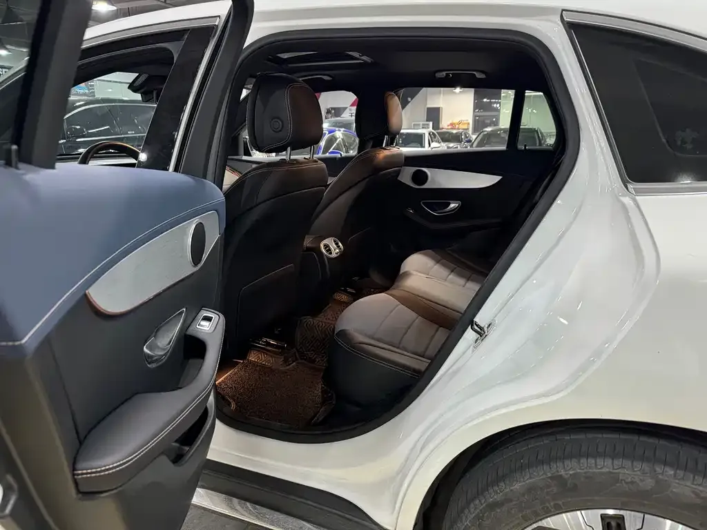 Mercedes-Benz EQC — фото 10