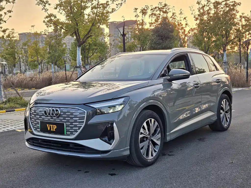 Audi Q4 e-tron — фото 1