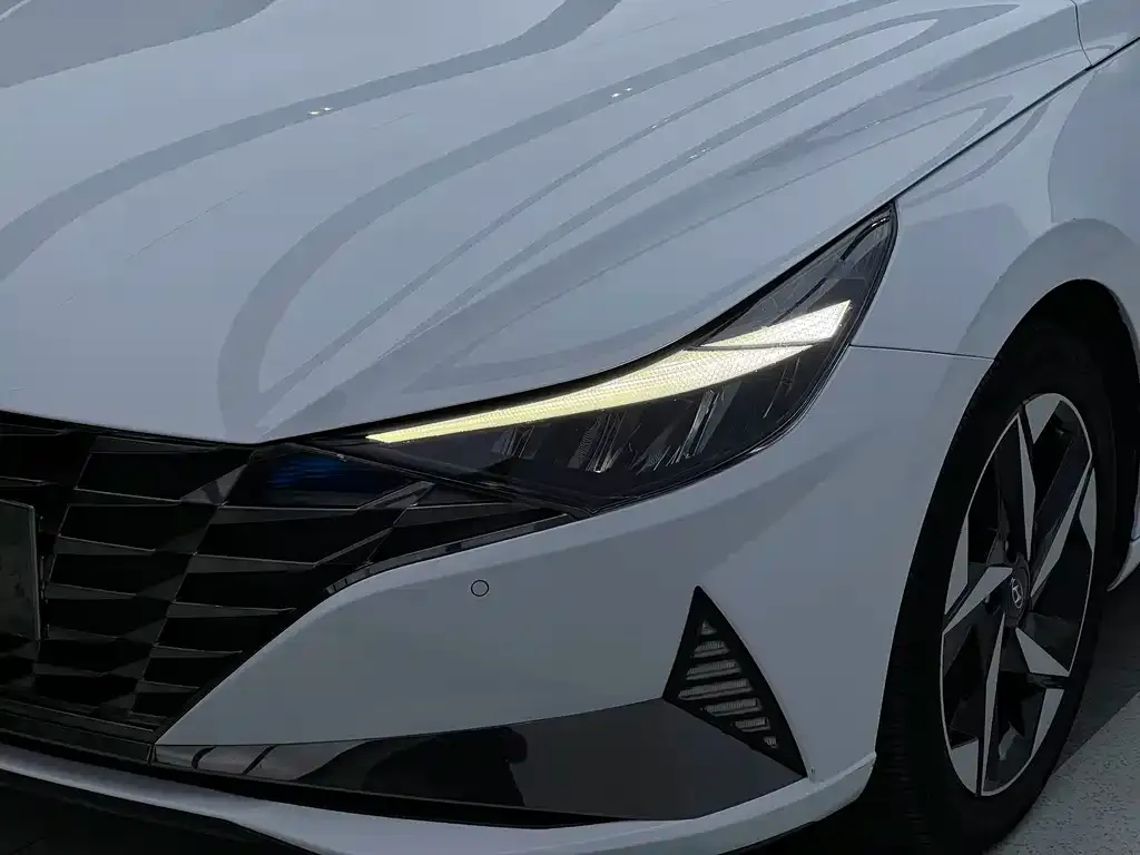 Hyundai Elantra — фото 3
