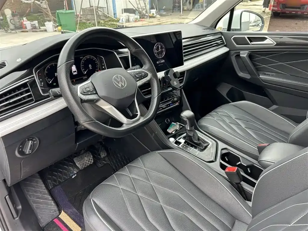 Volkswagen Tiguan L — фото 10