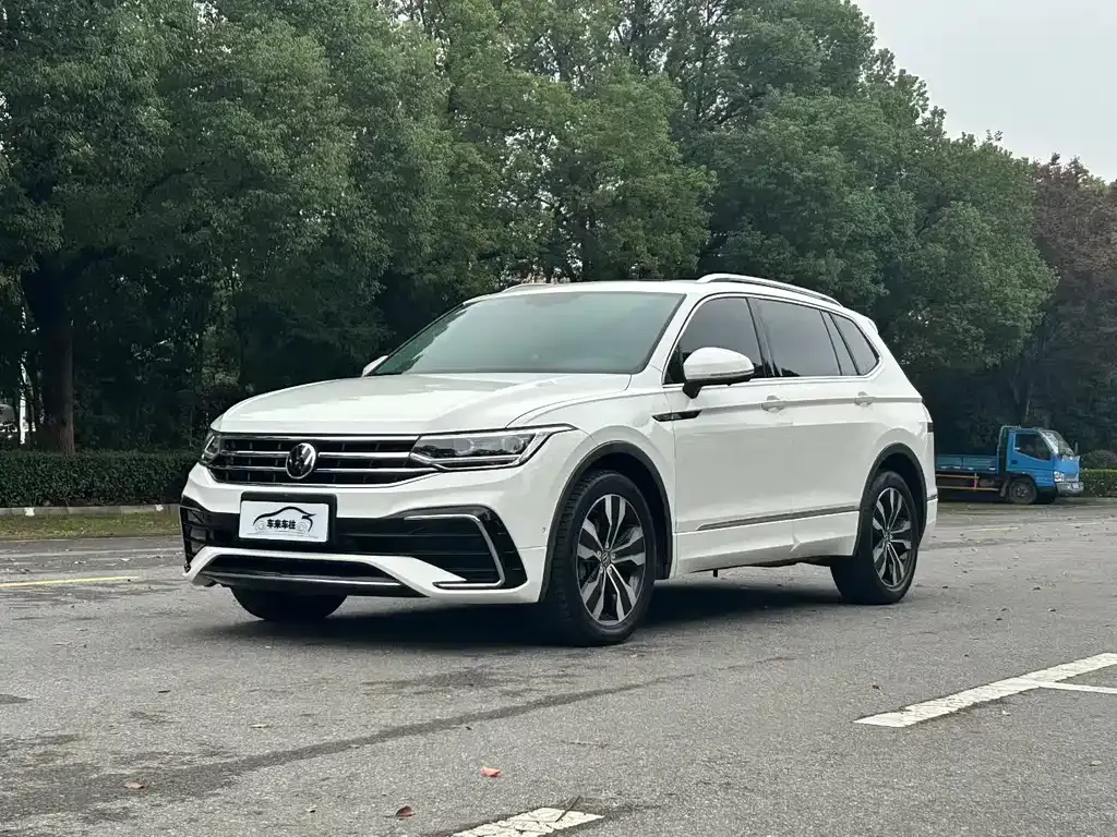 Volkswagen Tiguan L — фото 1