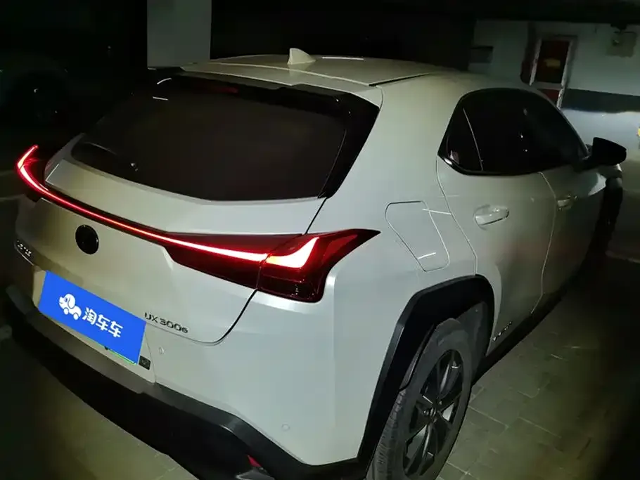 Lexus UX New Energy — фото 3