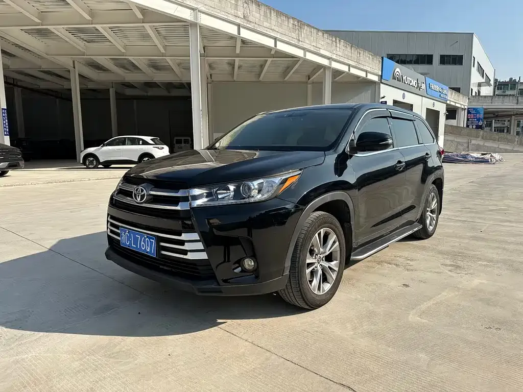 Toyota Highlander — фото 1