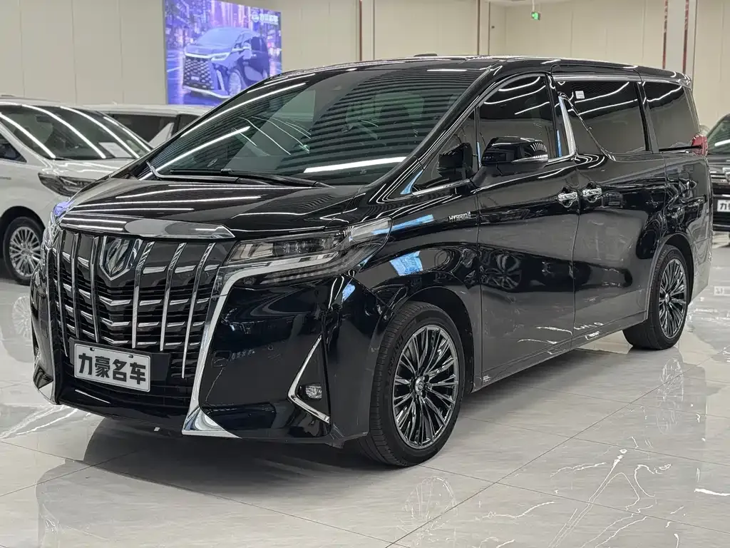 Toyota Alphard — фото 1