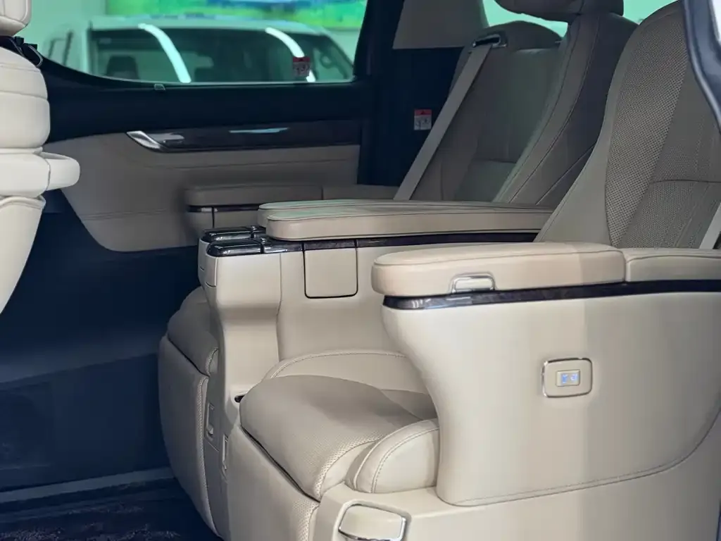 Toyota Alphard — фото 2