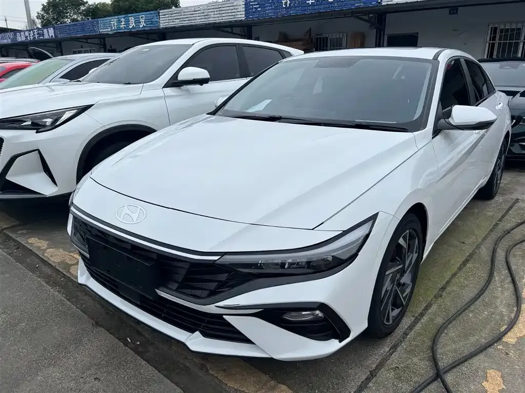 Hyundai Elantra — фото 1