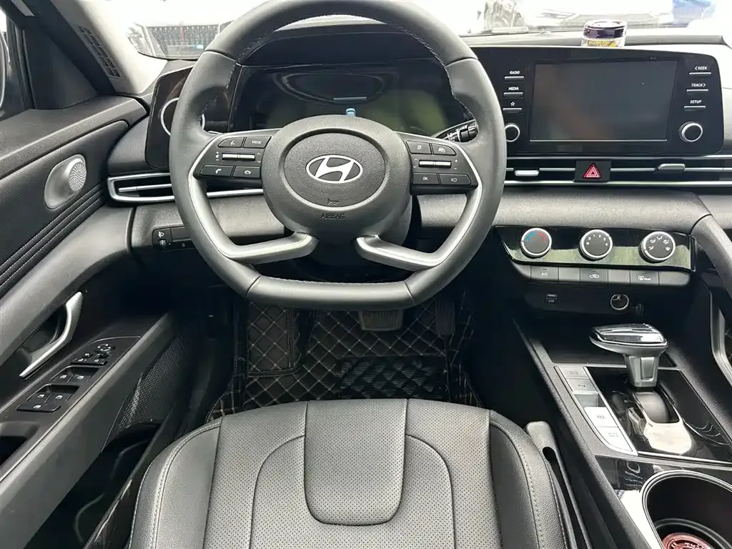 Hyundai Elantra — фото 8