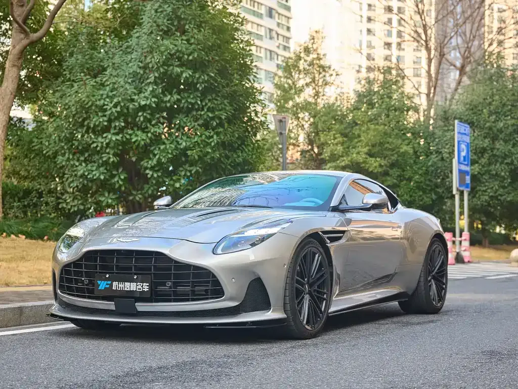 Aston Martin DB12 — фото 1
