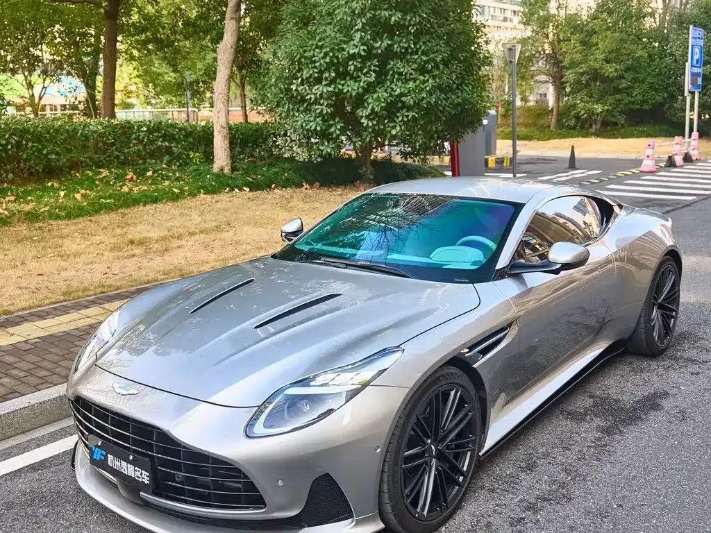 Aston Martin DB12 — фото 10