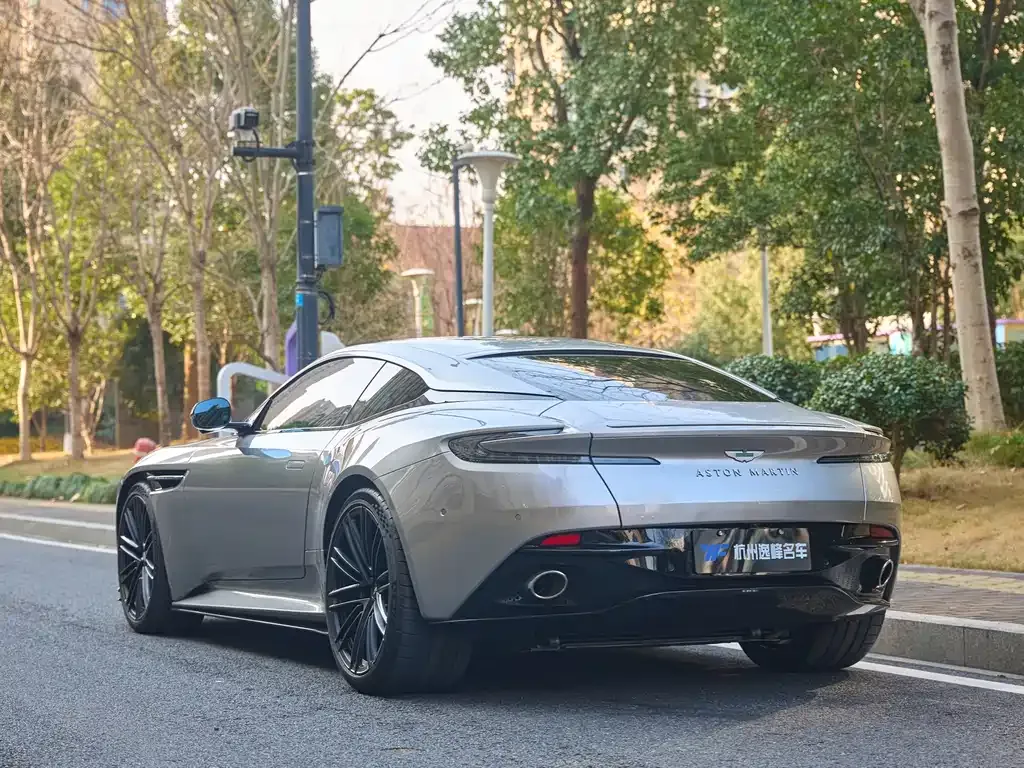 Aston Martin DB12 — фото 8