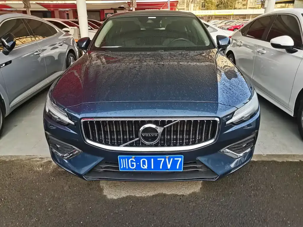 Volvo S60 — фото 1