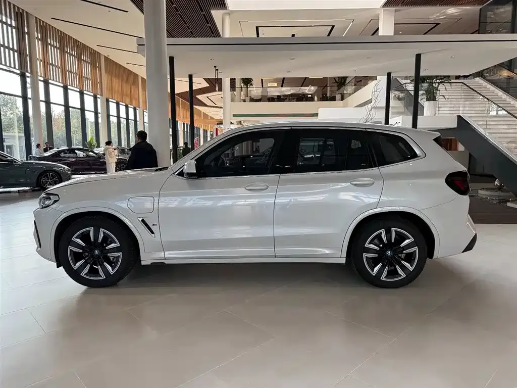 BMW iX3 — фото 5