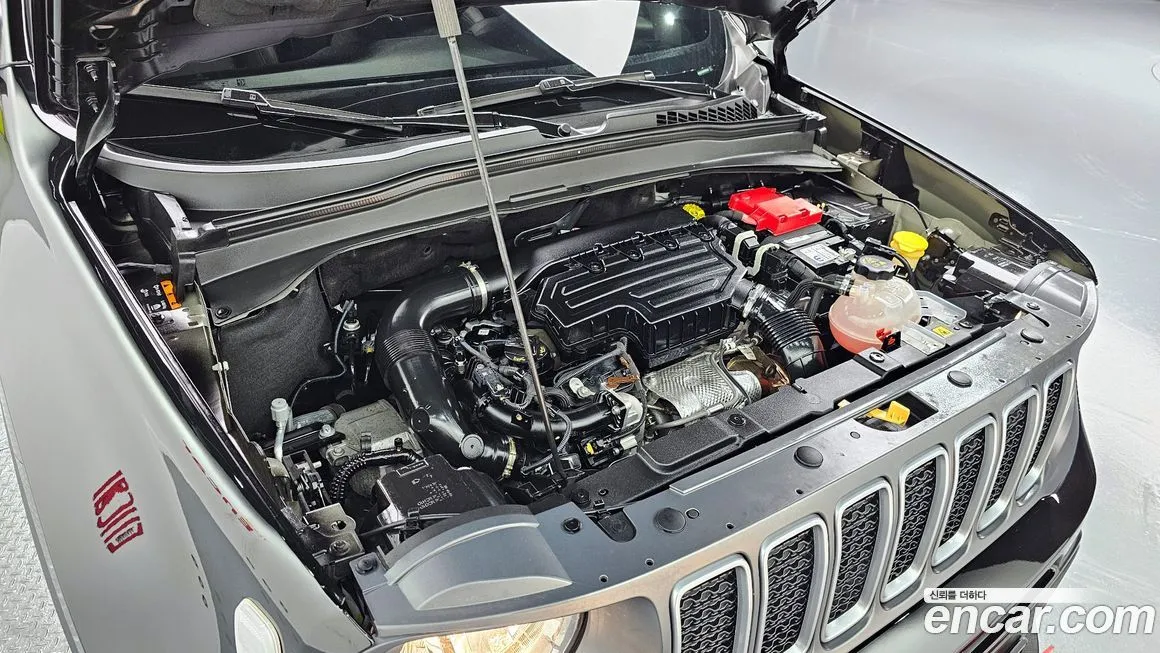 Jeep Renegade — фото 10
