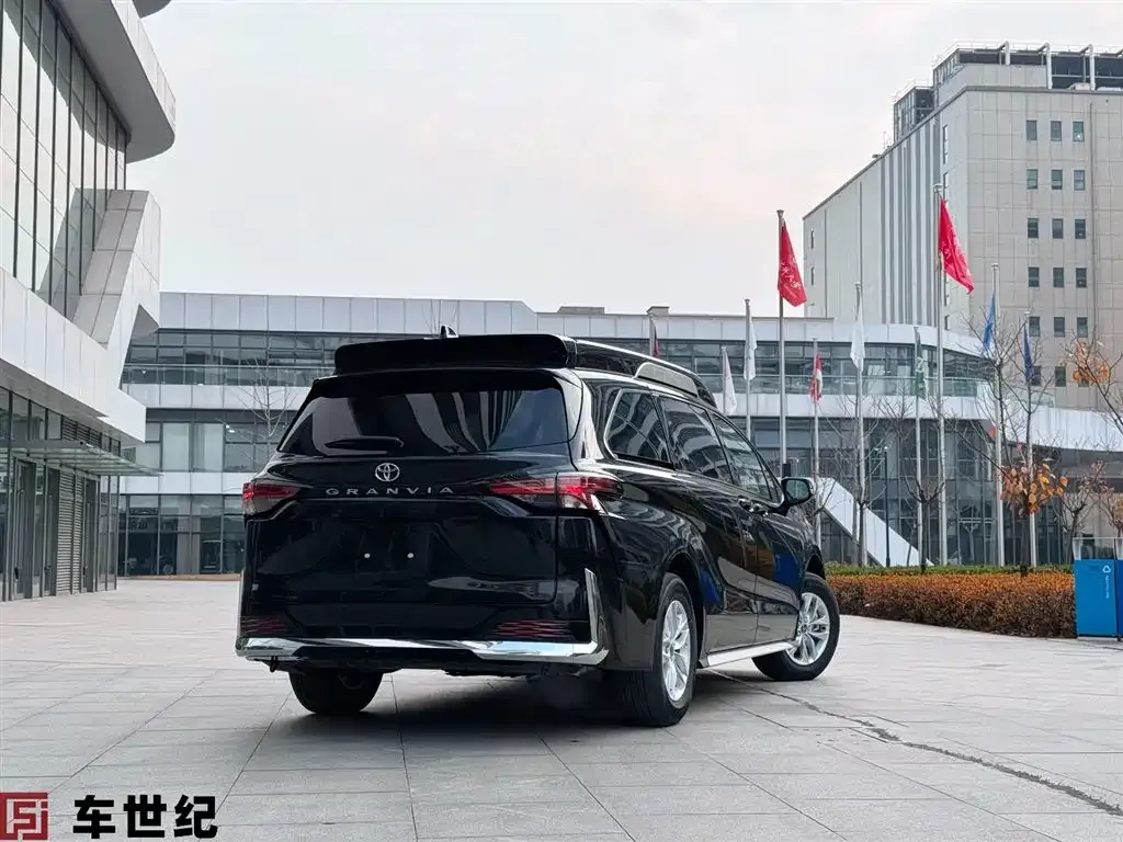 Toyota Granvia — фото 5