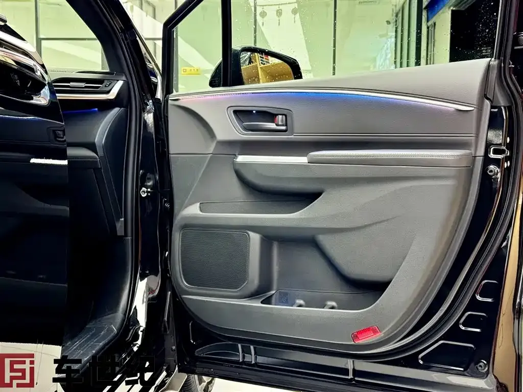 Toyota Granvia — фото 2