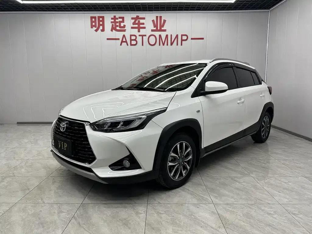 Toyota Yaris L — фото 1
