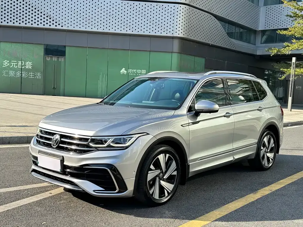 Volkswagen Tiguan L — фото 1