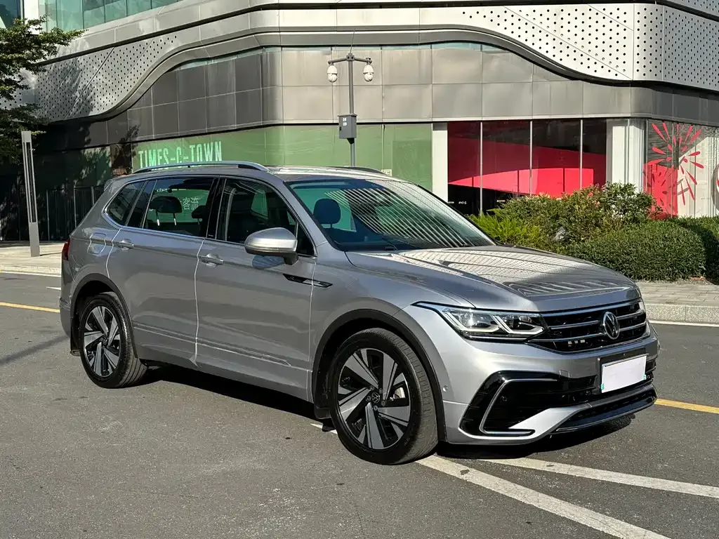 Volkswagen Tiguan L — фото 3