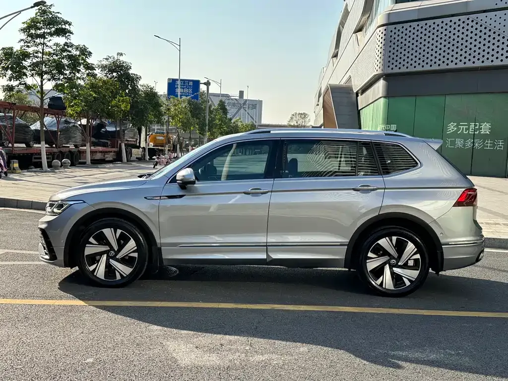 Volkswagen Tiguan L — фото 6