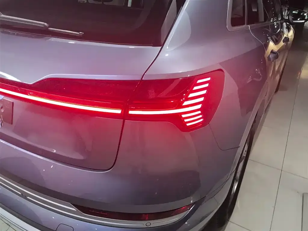 Audi e-tron — фото 2