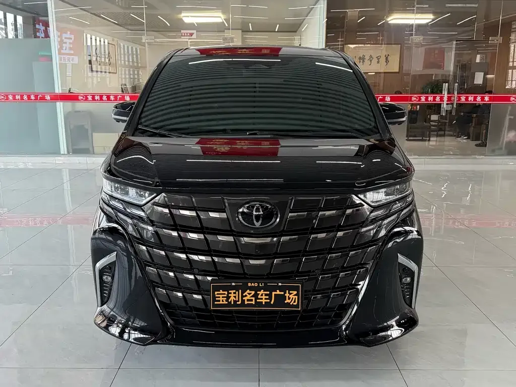 Toyota Alphard — фото 1