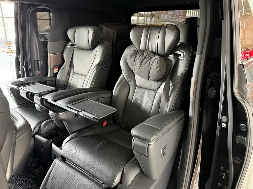 Toyota Alphard — фото 9