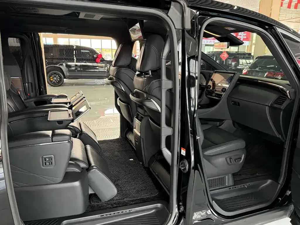Toyota Alphard — фото 10