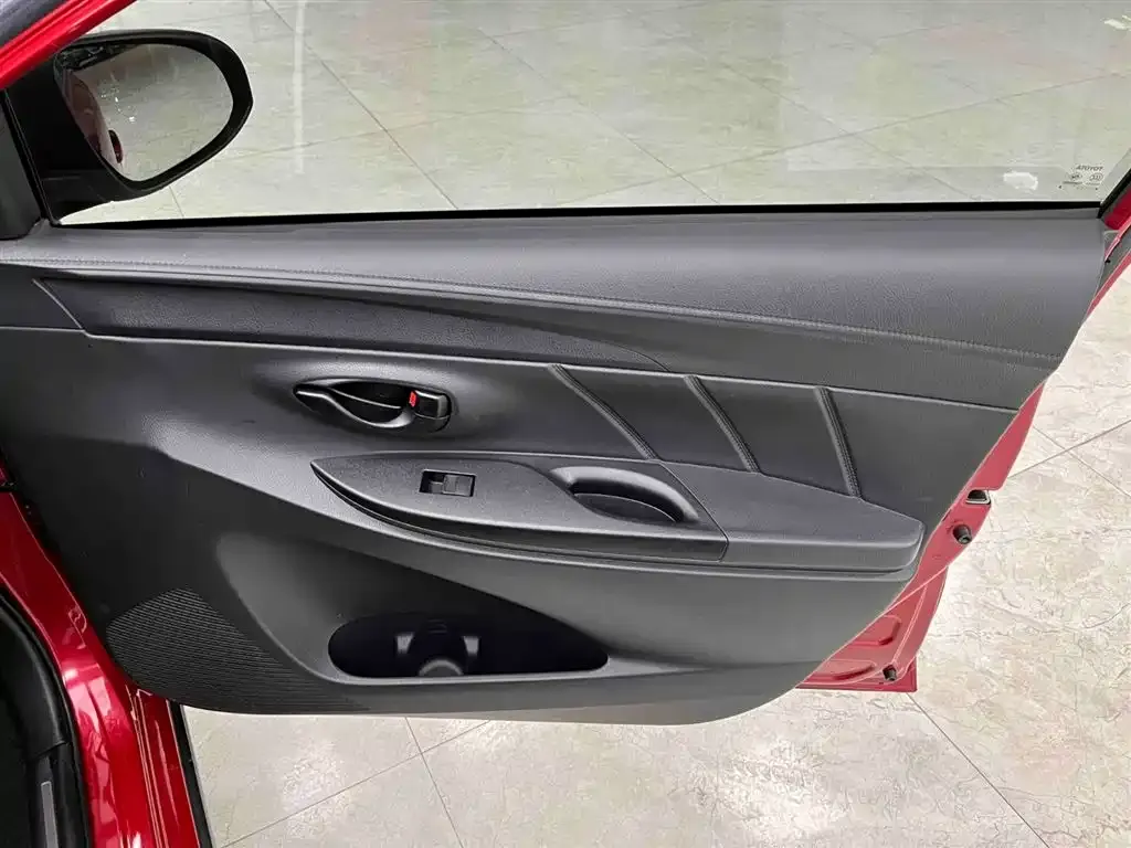 Toyota Yaris L — фото 3