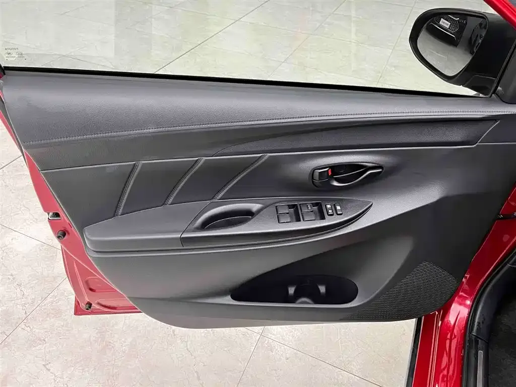 Toyota Yaris L — фото 4