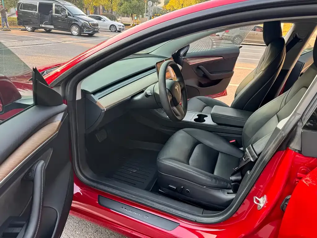 Tesla Model 3 — фото 10