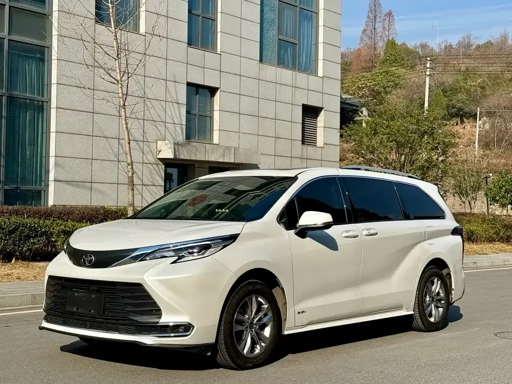 Toyota Sienna — фото 1