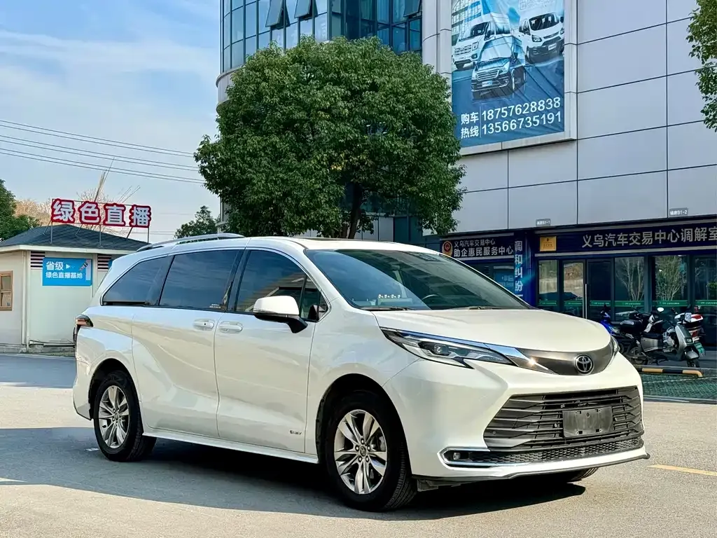 Toyota Sienna — фото 10