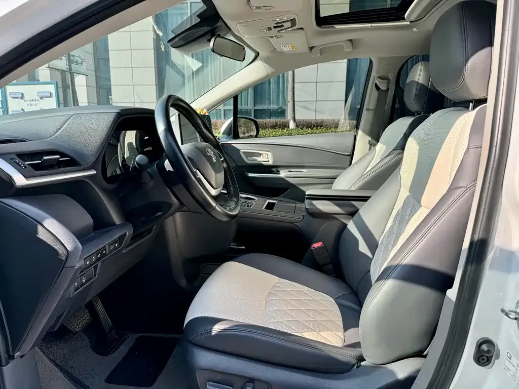 Toyota Sienna — фото 2