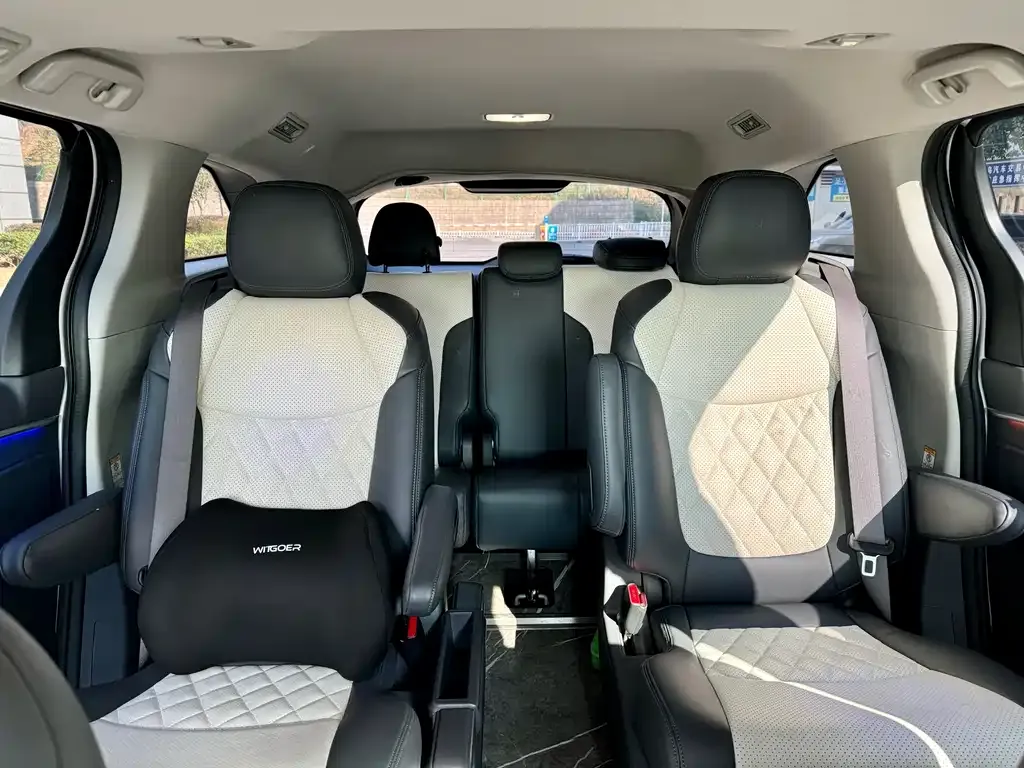 Toyota Sienna — фото 4