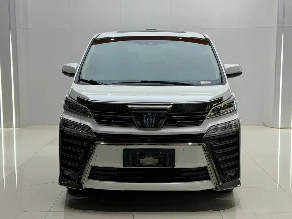 Toyota Vellfire — фото 1