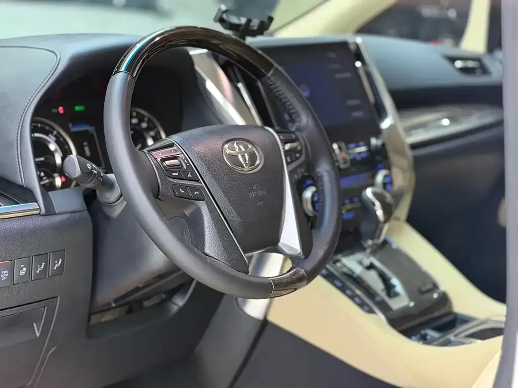 Toyota Vellfire — фото 2