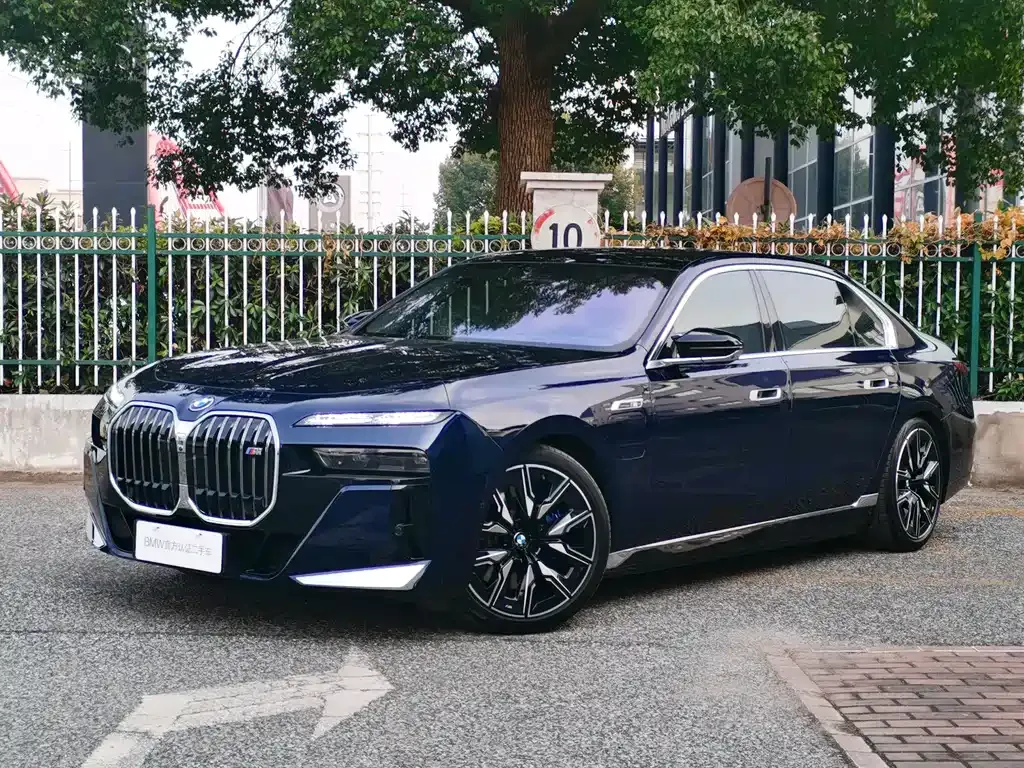 BMW M760Le — фото 1