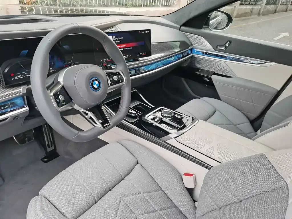 BMW M760Le — фото 9