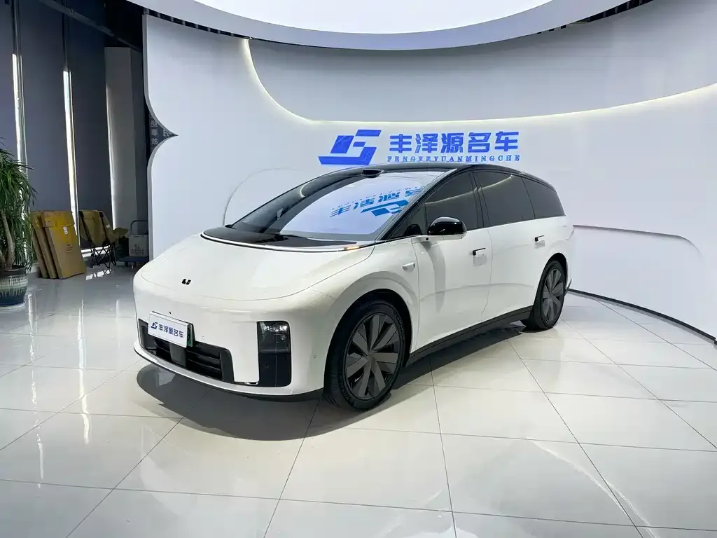 Li Auto i8 — фото 1