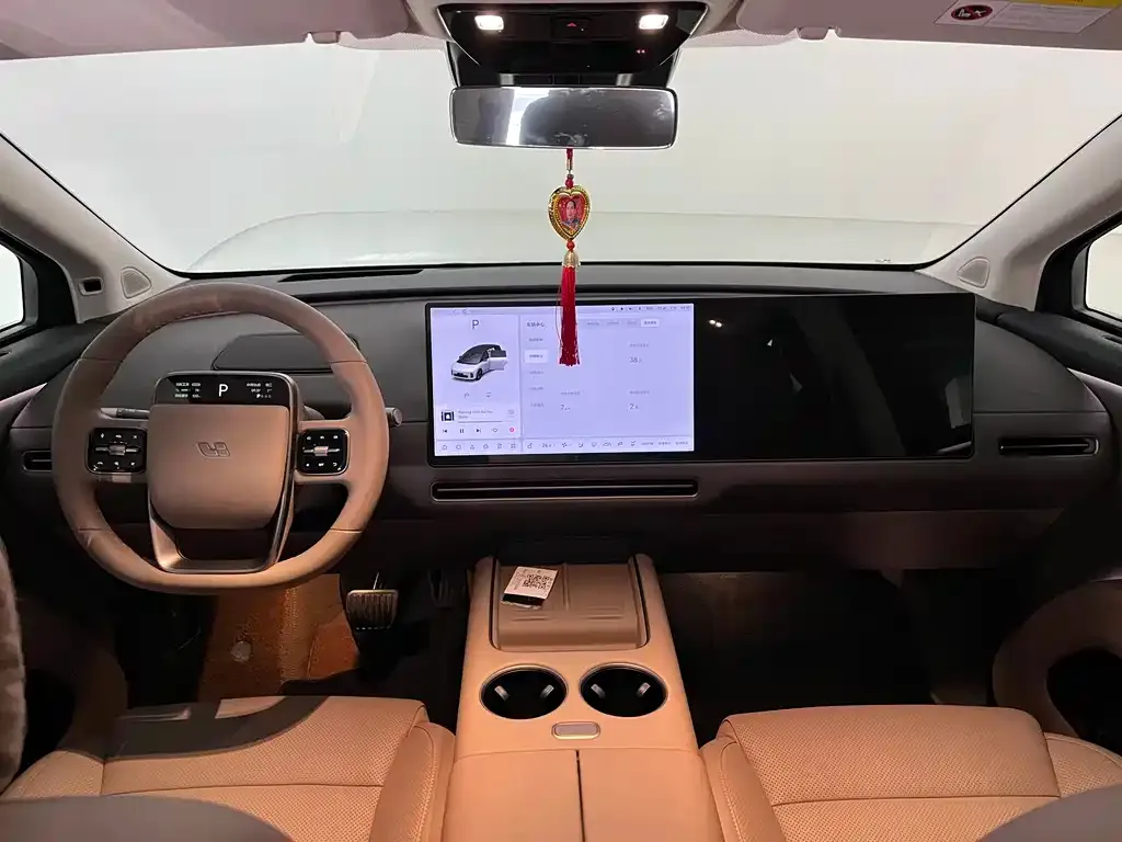 Li Auto i8 — фото 10