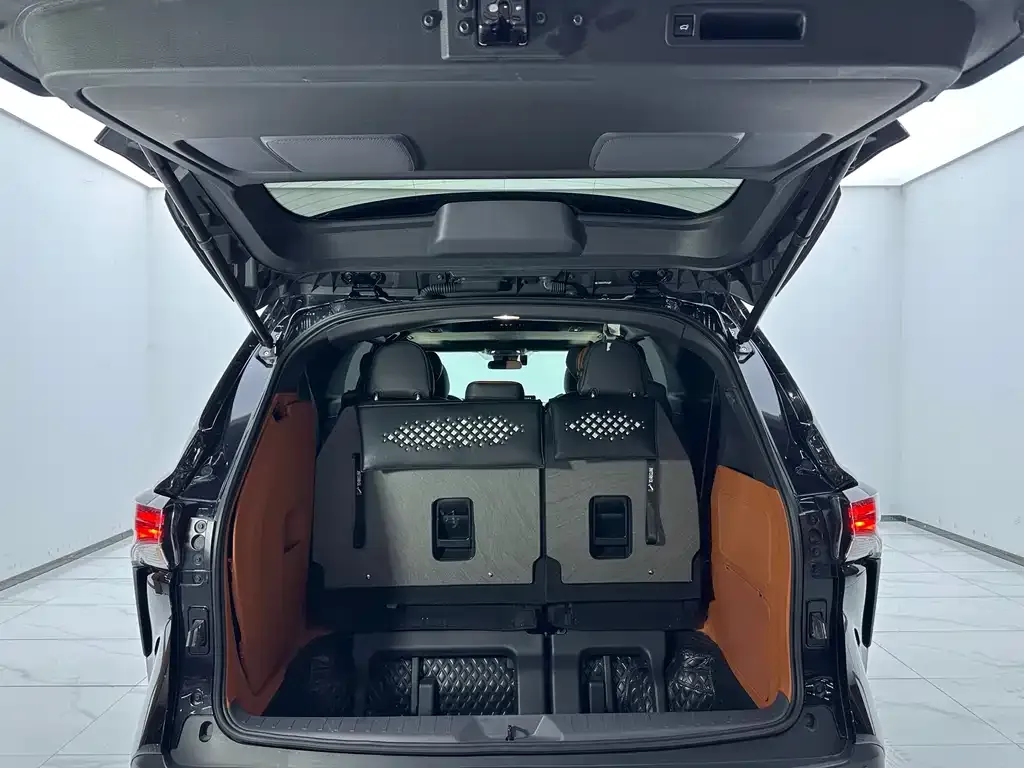 Toyota Sienna — фото 2