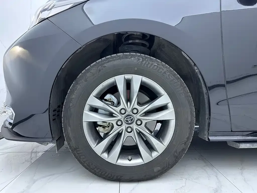 Toyota Sienna — фото 3