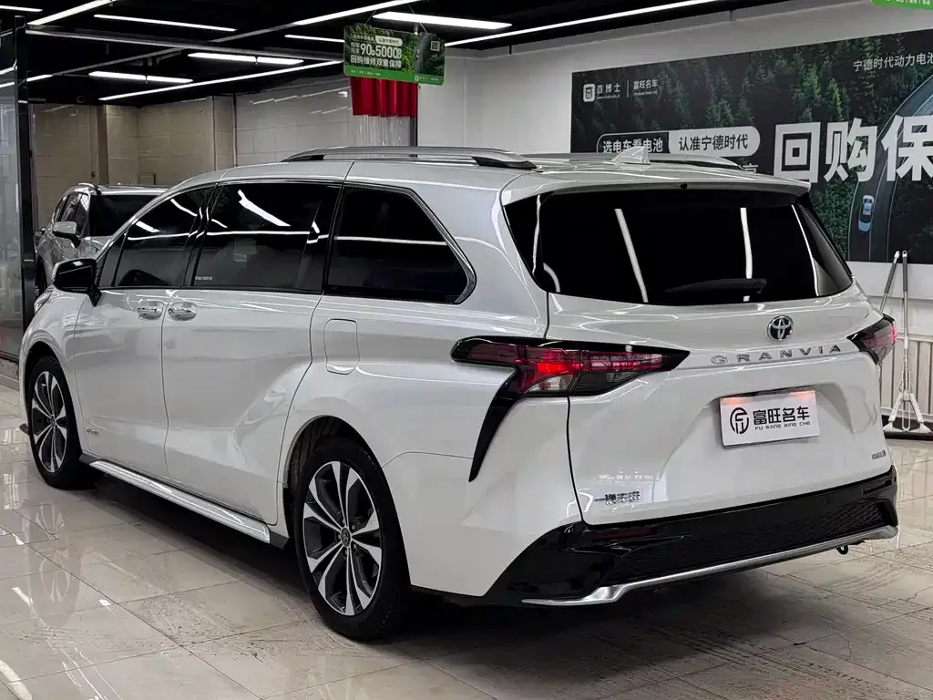 Toyota Granvia — фото 5